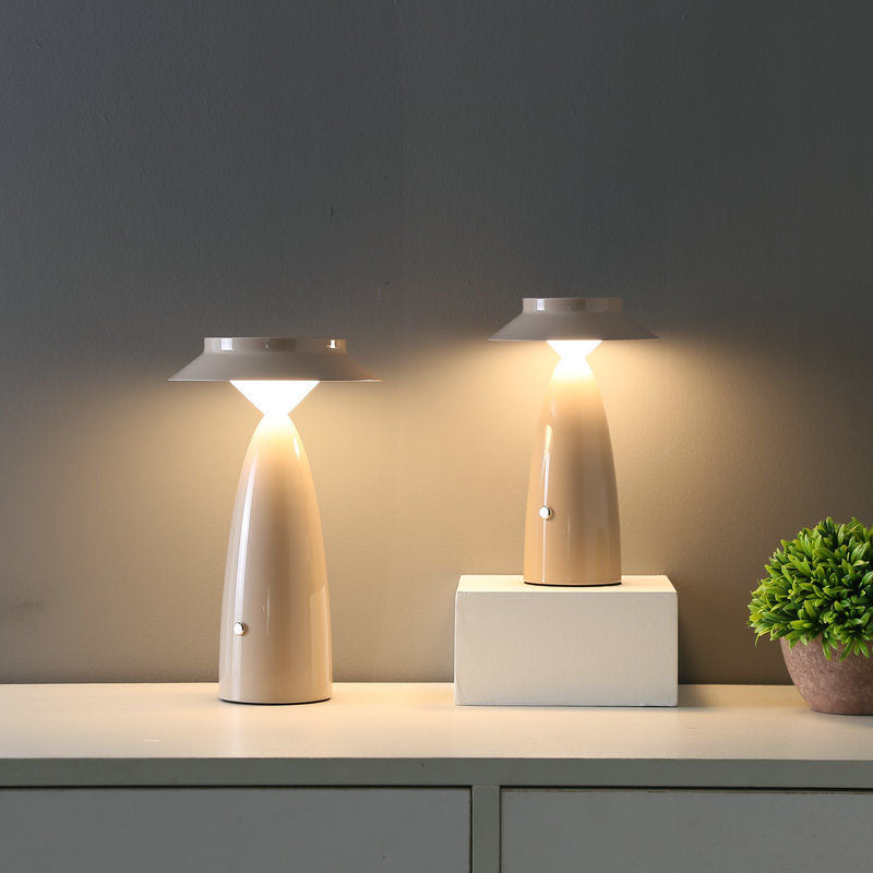 LUMINA - Speelse tafellamp met industrieel ontwerp
