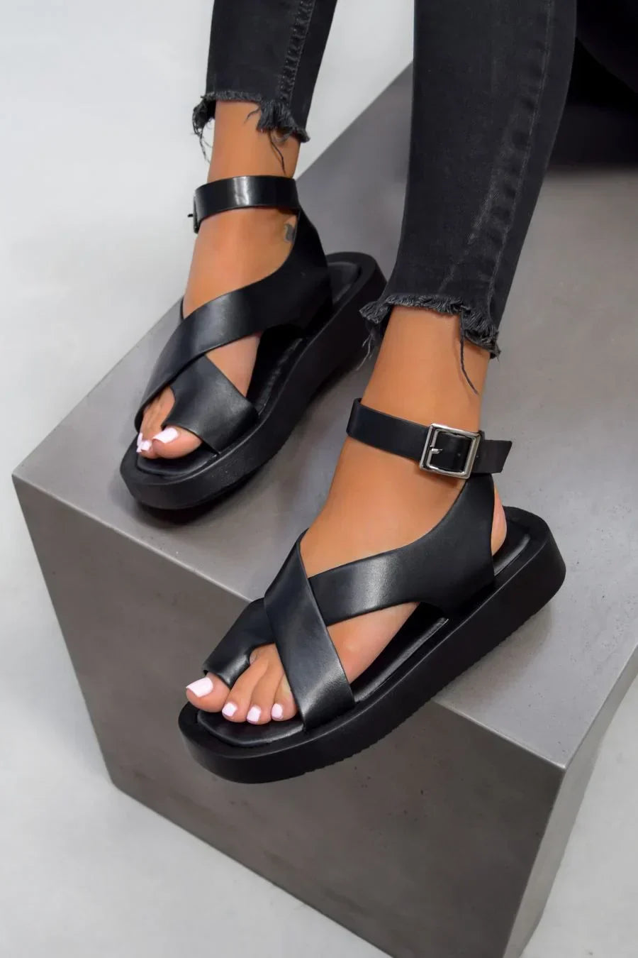 Trendy dames sandalen met kruissluiting en comfortabele plateauzool – LIVARA LIFT - Glamorix