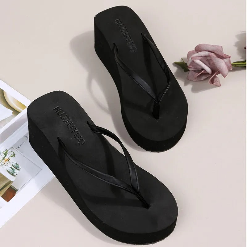 Dames teenslippers met sleehak en minimalistische band – ALVARA LIFT - Glamorix