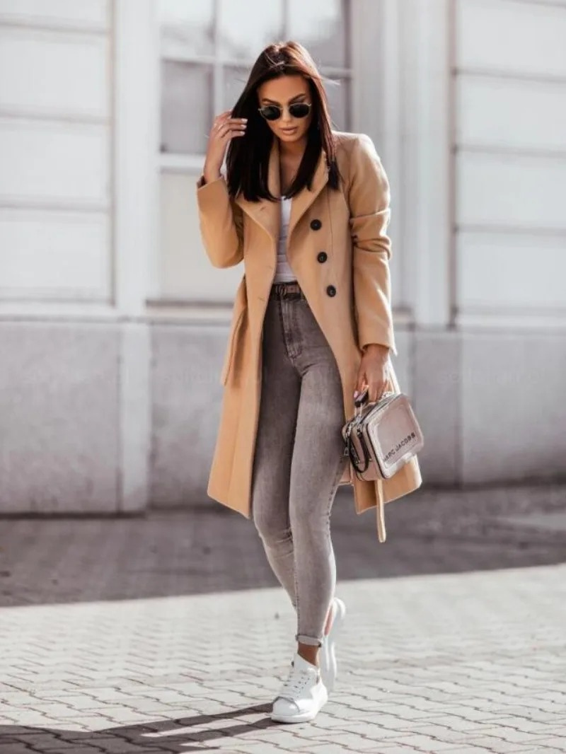 CELINE - Stijlvolle trenchcoat met dubbele knoopsluiting en slim fit voor dames