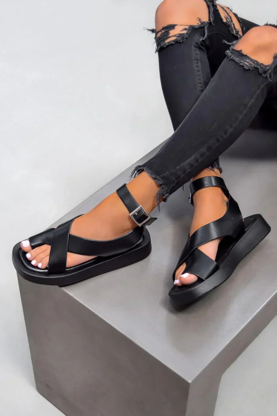 Trendy dames sandalen met kruissluiting en comfortabele plateauzool – LIVARA LIFT - Glamorix