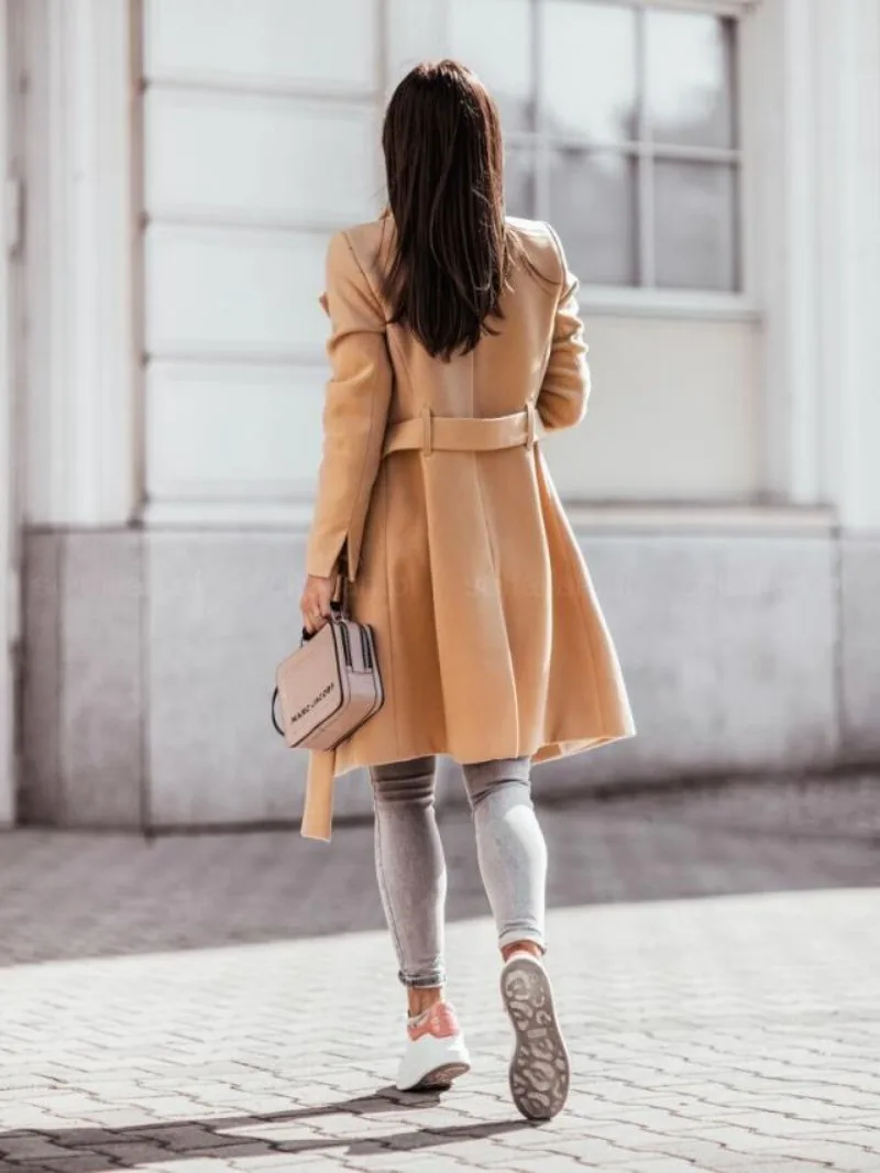 CELINE - Stijlvolle trenchcoat met dubbele knoopsluiting en slim fit voor dames