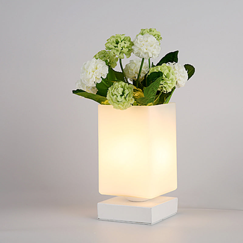 https://www.selzar.nl/products/luna-elegant-art-deco-glazen-nachtlamp-voor-een-romantische-slaapkamersfeer
