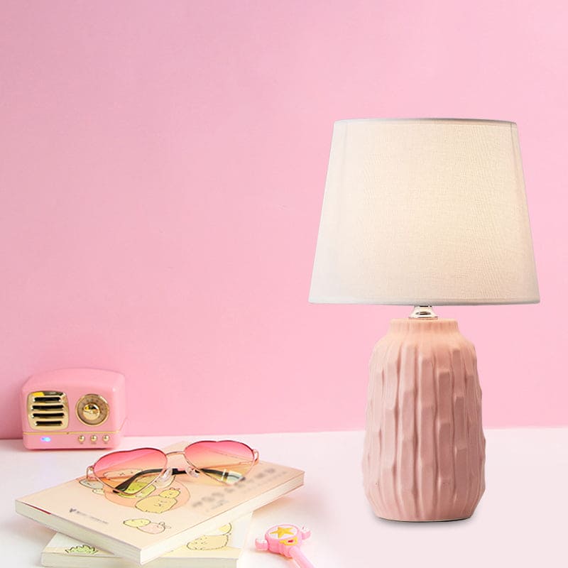 LUMINA - Design tafellamp met taps toelopende kap en cilindrische keramische voet