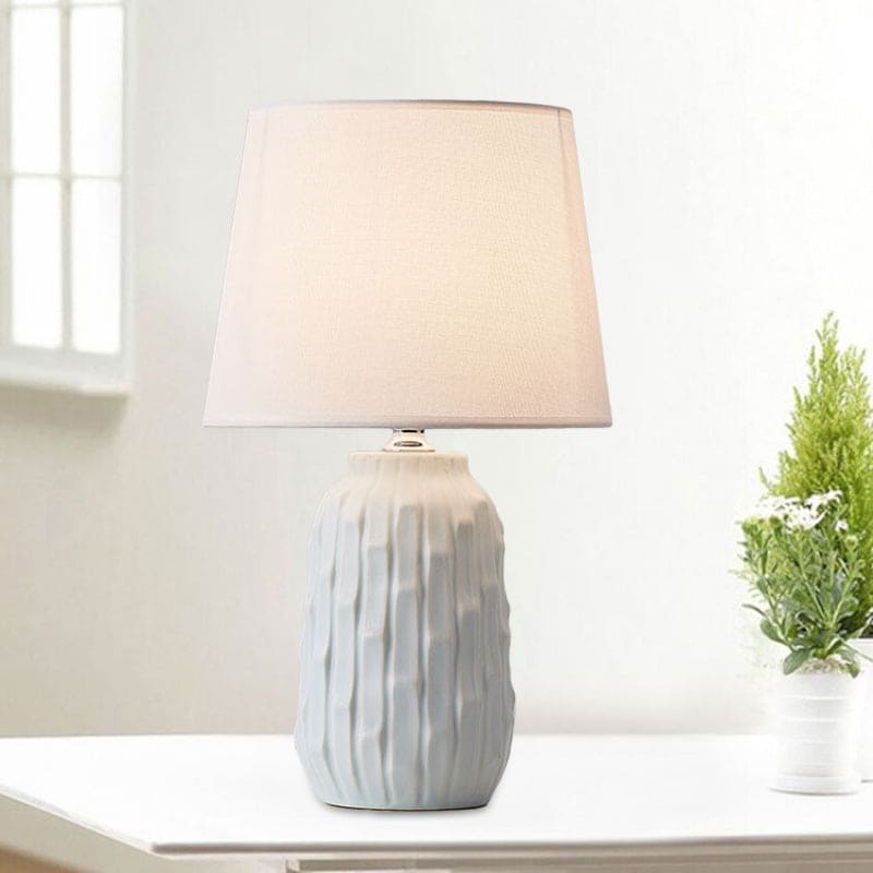 LUMINA - Design tafellamp met taps toelopende kap en cilindrische keramische voet