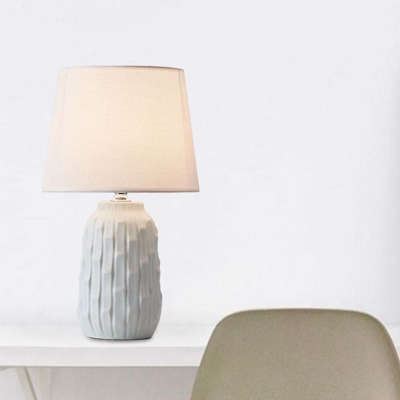 LUMINA - Design tafellamp met taps toelopende kap en cilindrische keramische voet