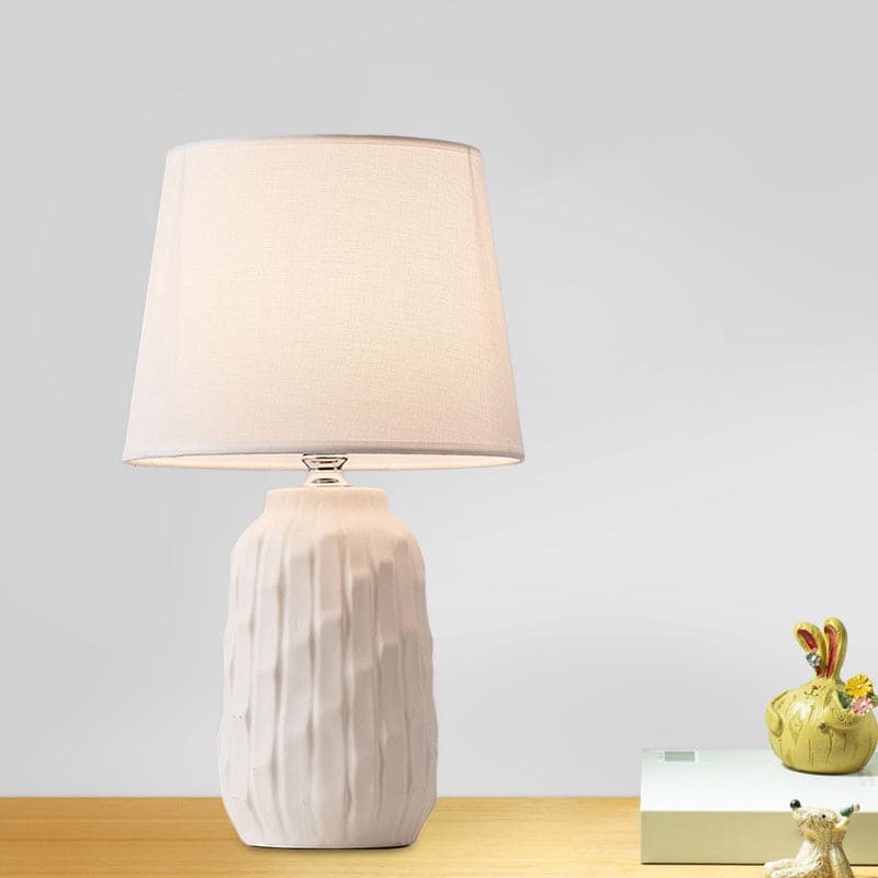 LUMINA - Design tafellamp met taps toelopende kap en cilindrische keramische voet