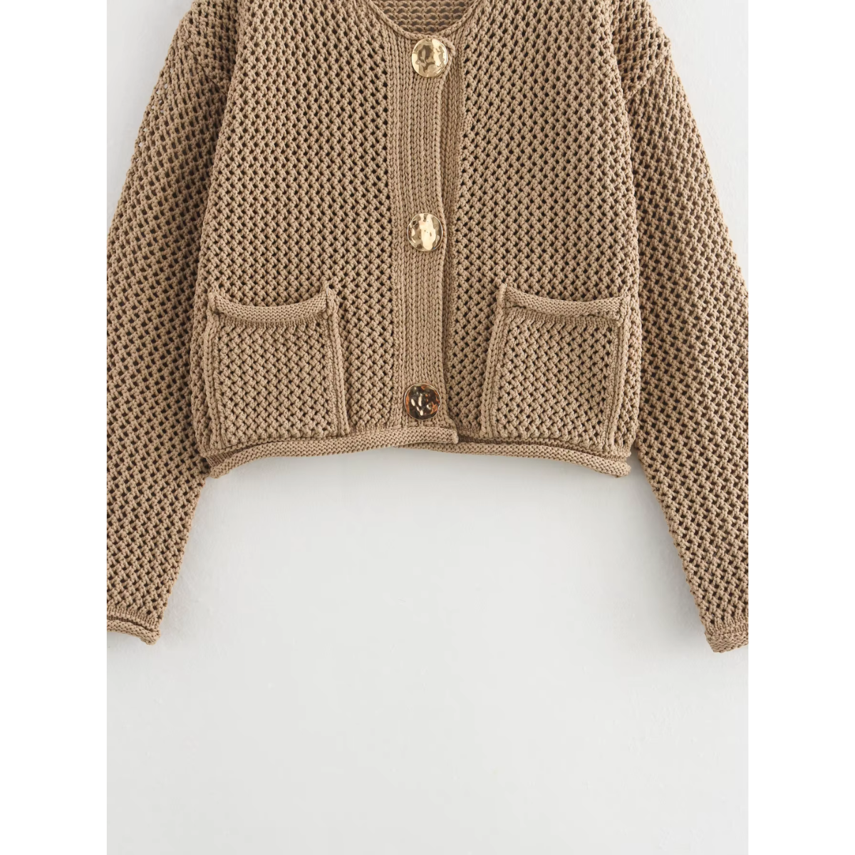 ISLA - Kaki gebreid vest met knopen en tijdloze charme