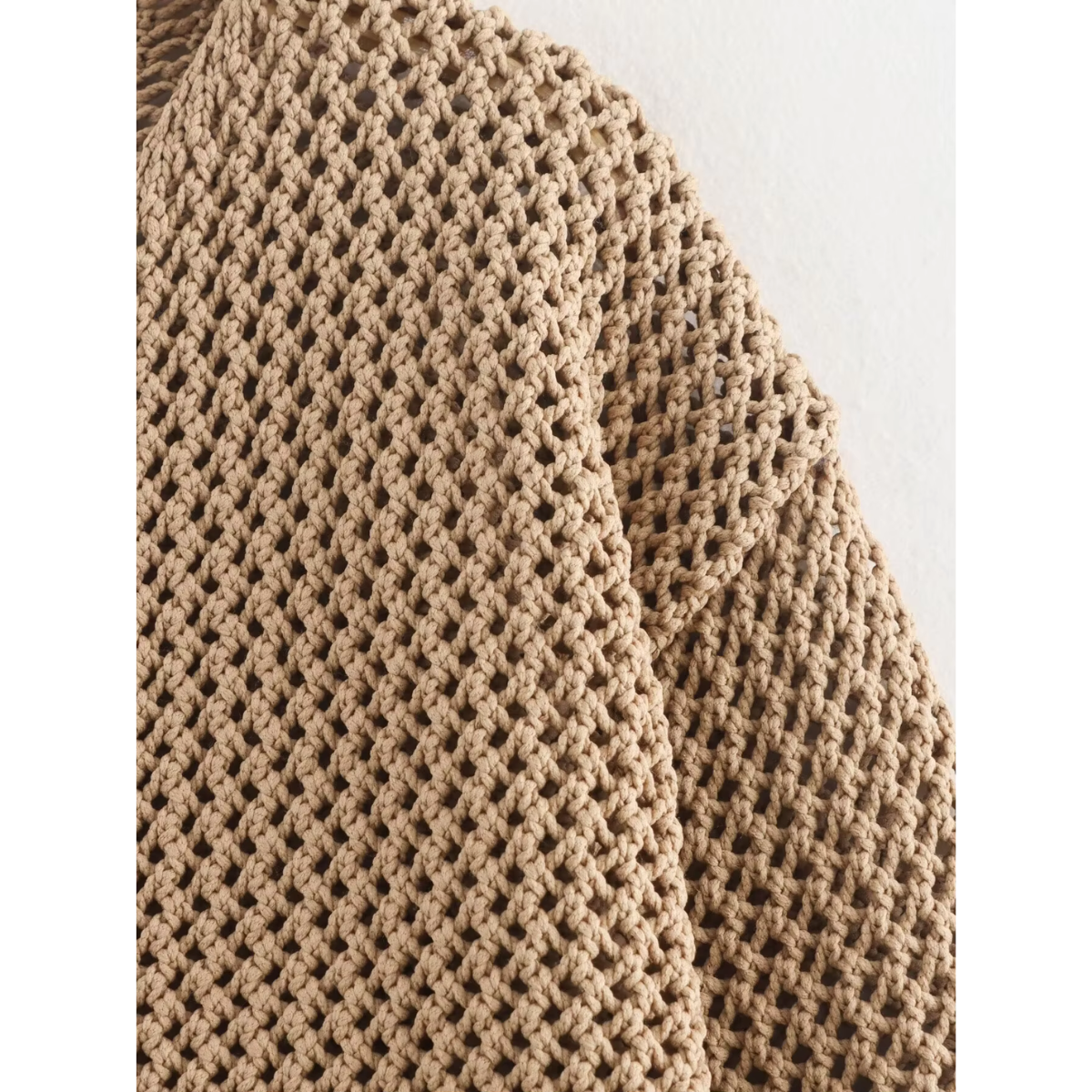 ISLA - Kaki gebreid vest met knopen en tijdloze charme