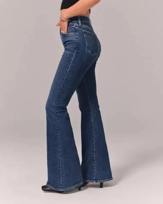 ELISE - Moderne flared jeans voor dames met een stijlvolle twist