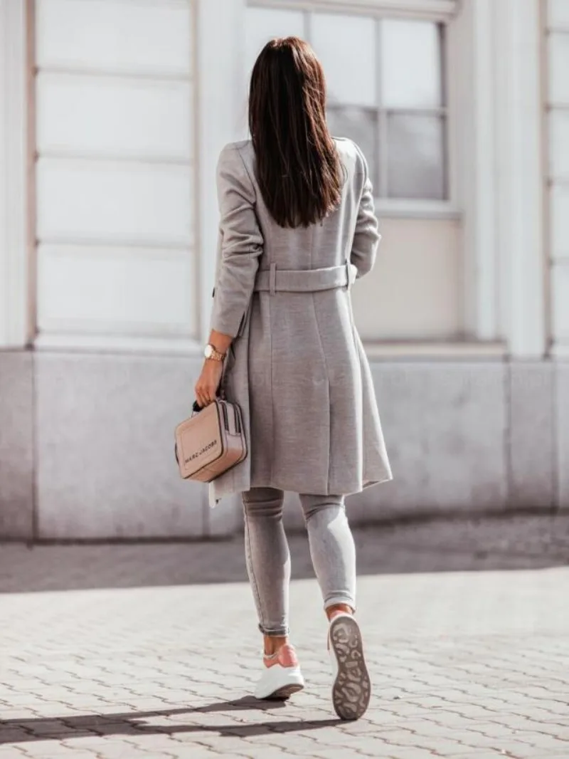 CELINE - Stijlvolle trenchcoat met dubbele knoopsluiting en slim fit voor dames