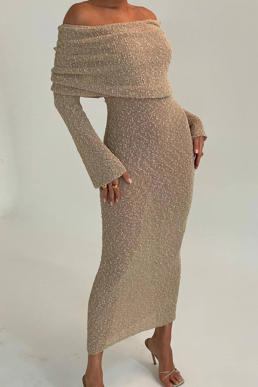 ELARA - Off-shoulder gebreide maxi-jurk met lange mouwen