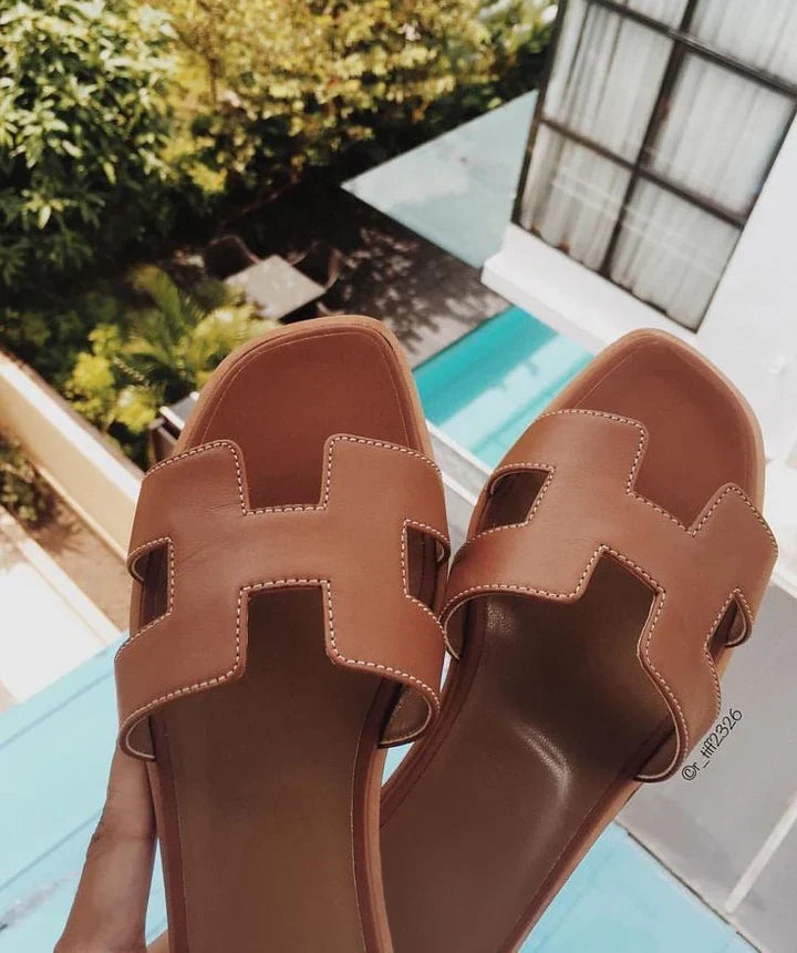 Elegante dames instapsandaal met iconische H-band – HARLIA SLIDE - Glamorix
