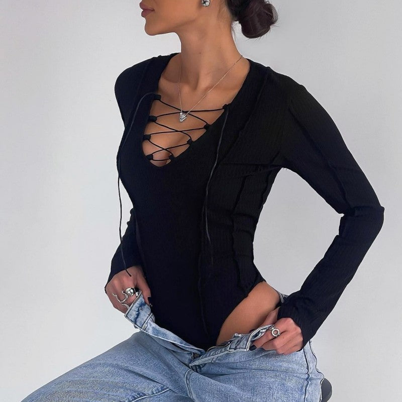 Dames top met V-hals en speels veterdetail – ELIORA LACE - Glamorix