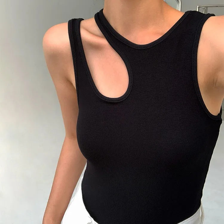 Asymmetrische dames tanktop met cut-out halslijn – ZARENA EDGE - Glamorix