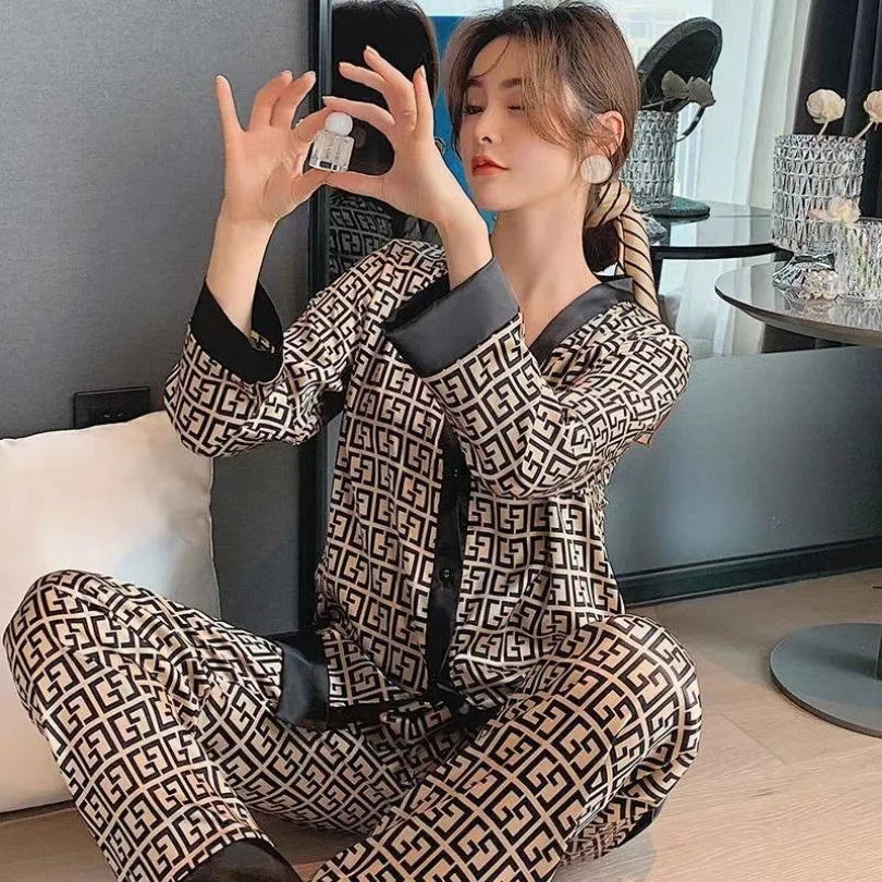 Zachte damespyjama met grafische print en stijlvolle details – NOA LOUNGE - Glamorix