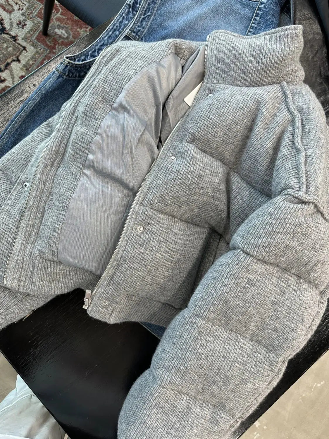 Elara – Geribde gebreide damespufferjas voor ultiem comfort en stijl