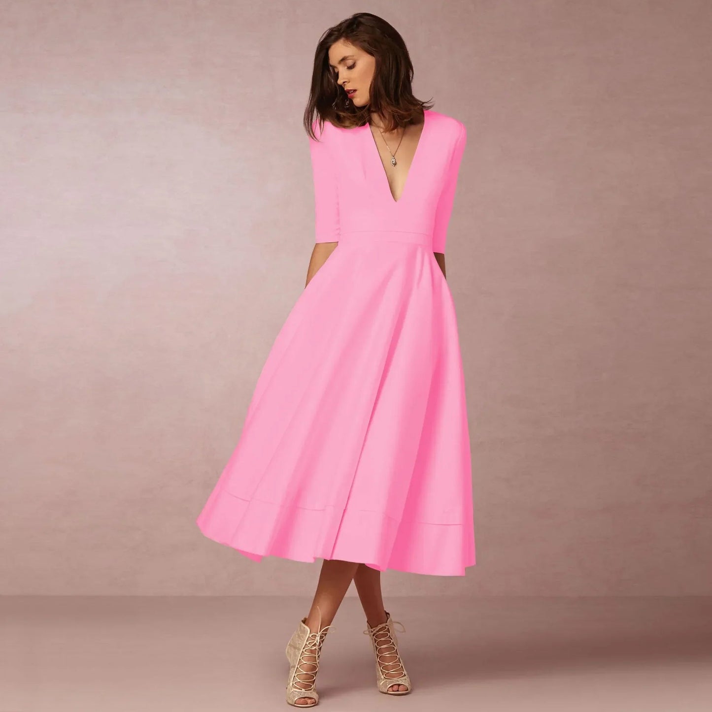 Vrouwelijke midi-jurk met V-hals en halve mouwen – SOLEA GRACE - Glamorix