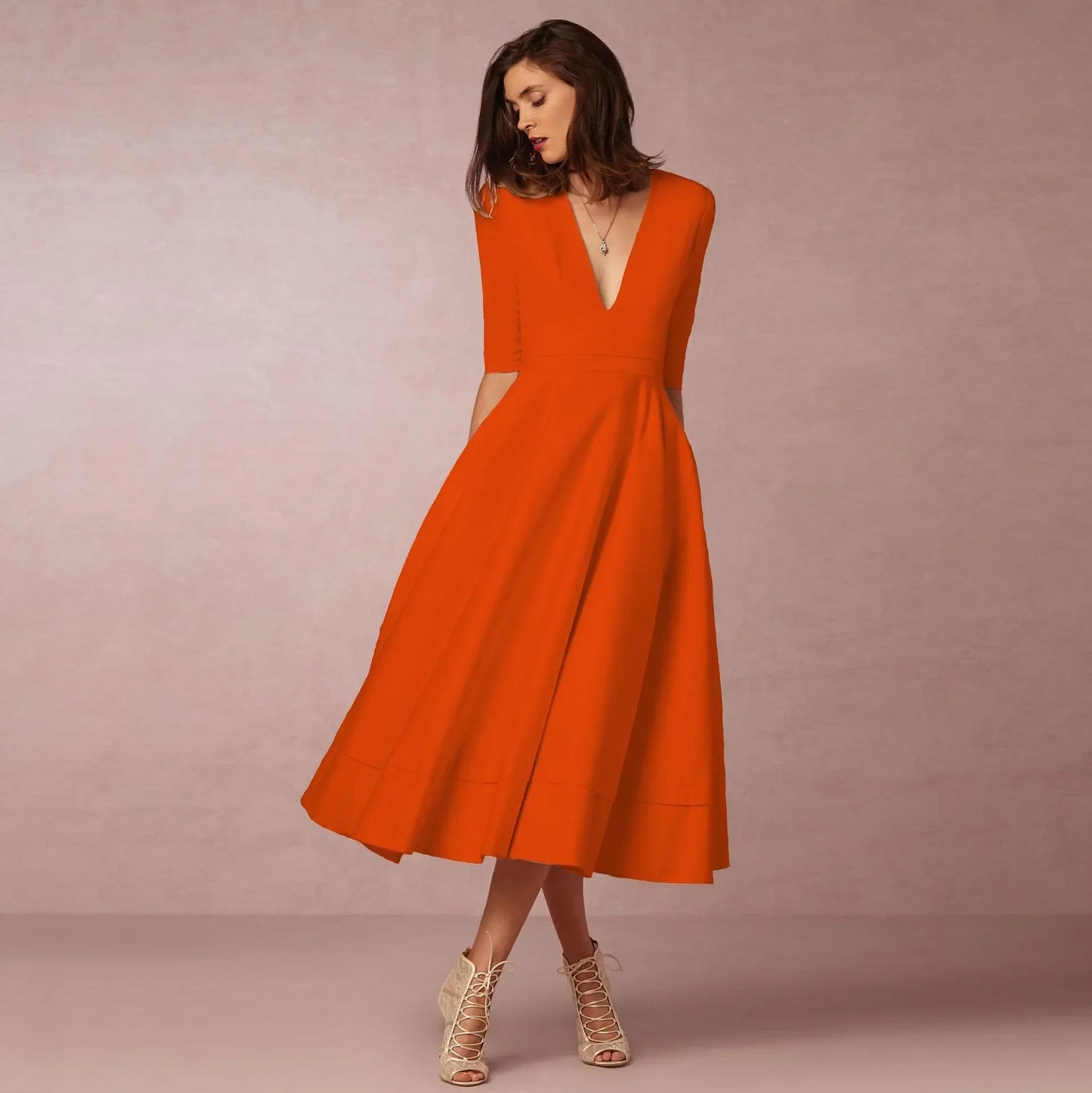 Vrouwelijke midi-jurk met V-hals en halve mouwen – SOLEA GRACE - Glamorix