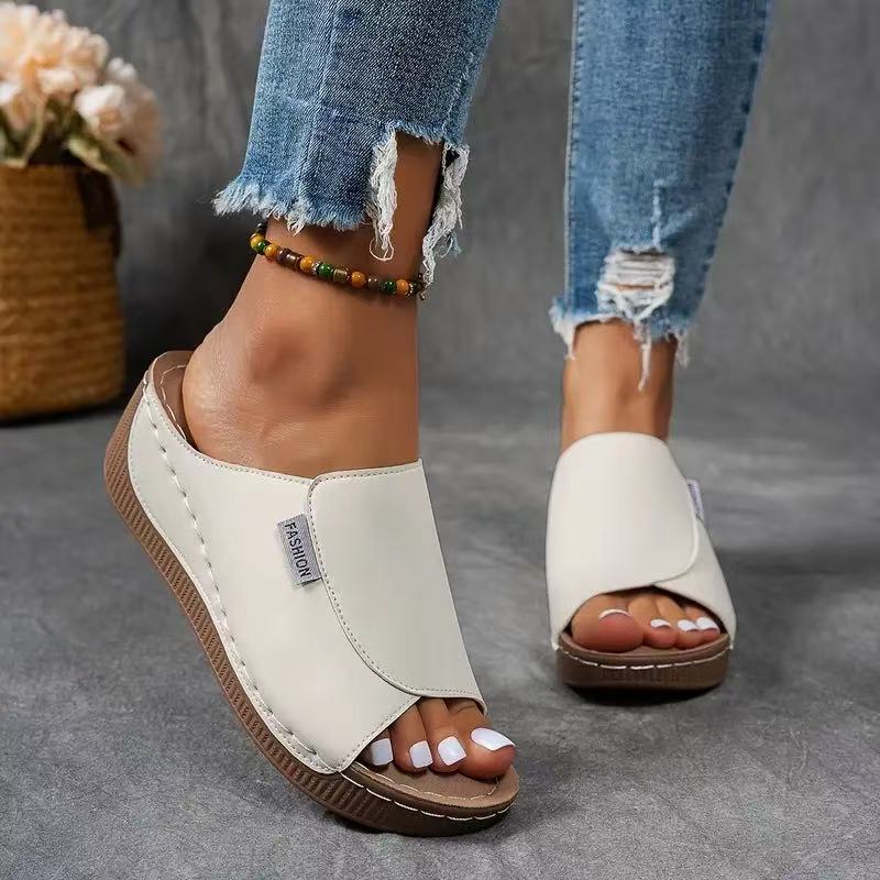 Damesslippers met sleehak en brede gesloten wreefband – SOLARA LIFTSTEP - Glamorix