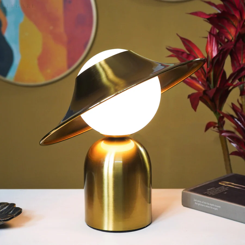 GoldAura – Luxe Goudkleurige Metalen Tafellamp