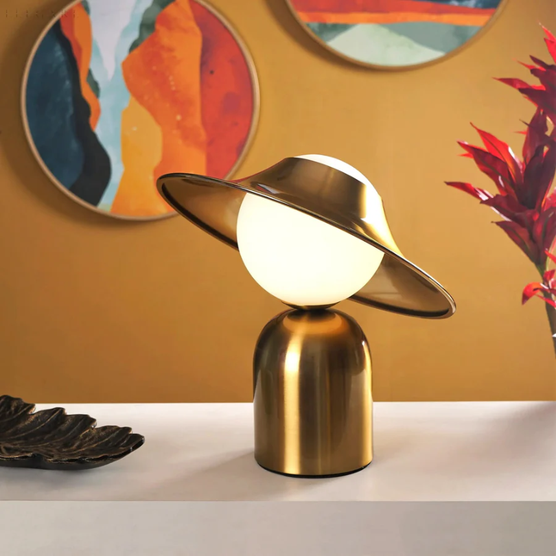 GoldAura – Luxe Goudkleurige Metalen Tafellamp