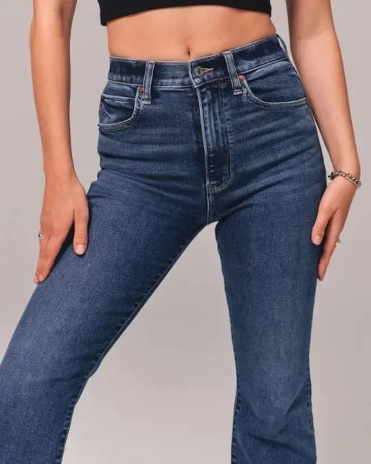 ELISE - Moderne flared jeans voor dames met een stijlvolle twist
