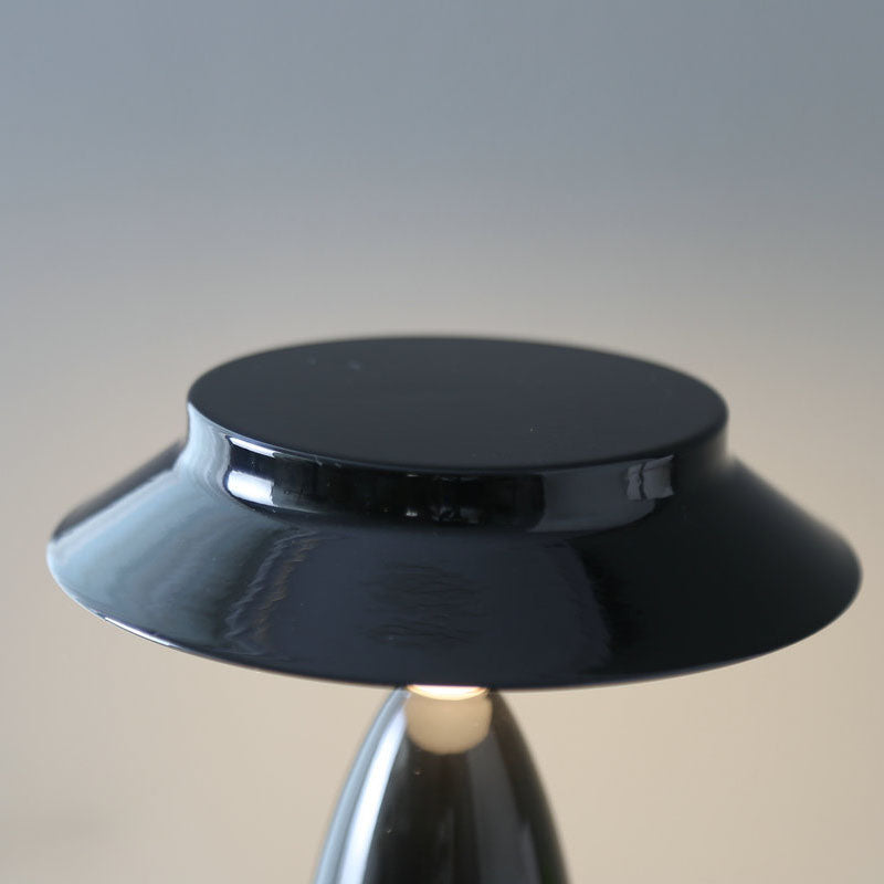 LUMINA - Speelse tafellamp met industrieel ontwerp