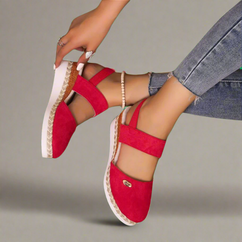 Comfortabele sleehak sandalen met brede band en open teen – ALIA RISE - Glamorix