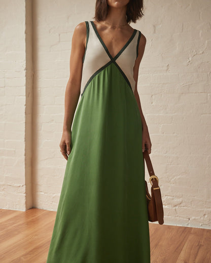 Vloeiende maxi-jurk met diepe V-hals en elegante details – LUMINA - Glamorix