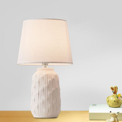 LUMINA - Design tafellamp met taps toelopende kap en cilindrische keramische voet