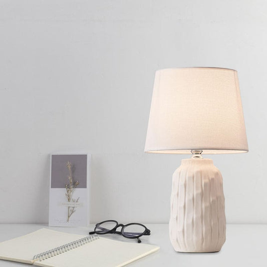 LUMINA - Design tafellamp met taps toelopende kap en cilindrische keramische voet
