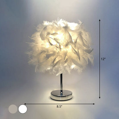 FEATHERLUX - Wijde bolvormige tafellamp met veren design