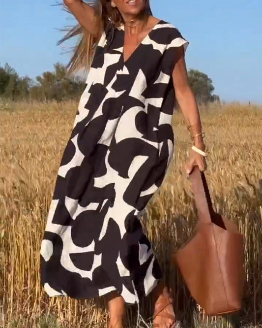 ELVIRA – Gedrukte V-hals jurk met elegante snit en zomerse flair