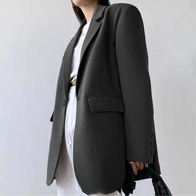 JULIA - Oversized lange dames blazer met knoopdetails en getailleerde look