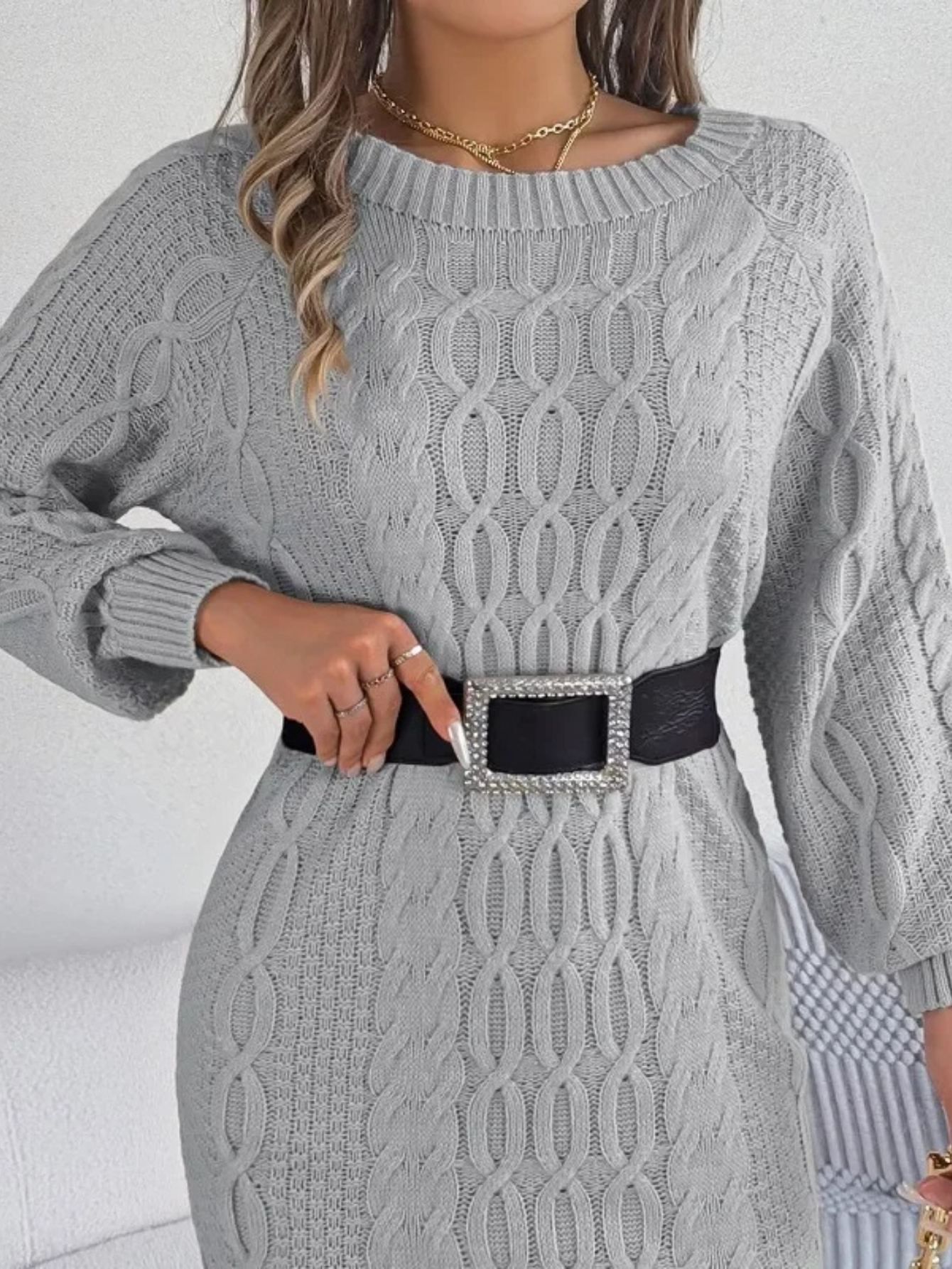 LIVIAN - Kabelgebreide damesjurk met ronde hals en pofmouwen