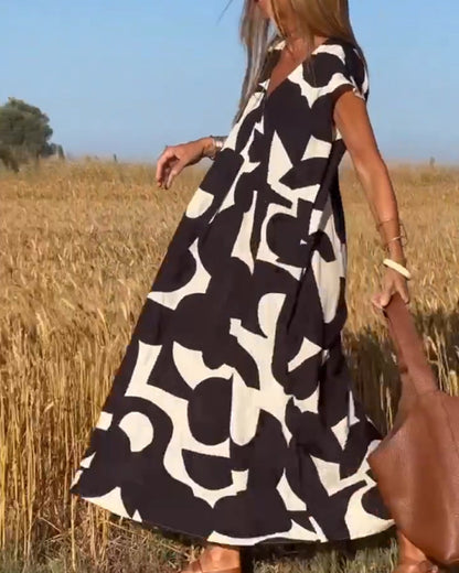 ELVIRA – Gedrukte V-hals jurk met elegante snit en zomerse flair