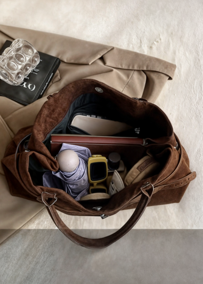 Luxe suède shopper met tijdloze elegantie – BYREL