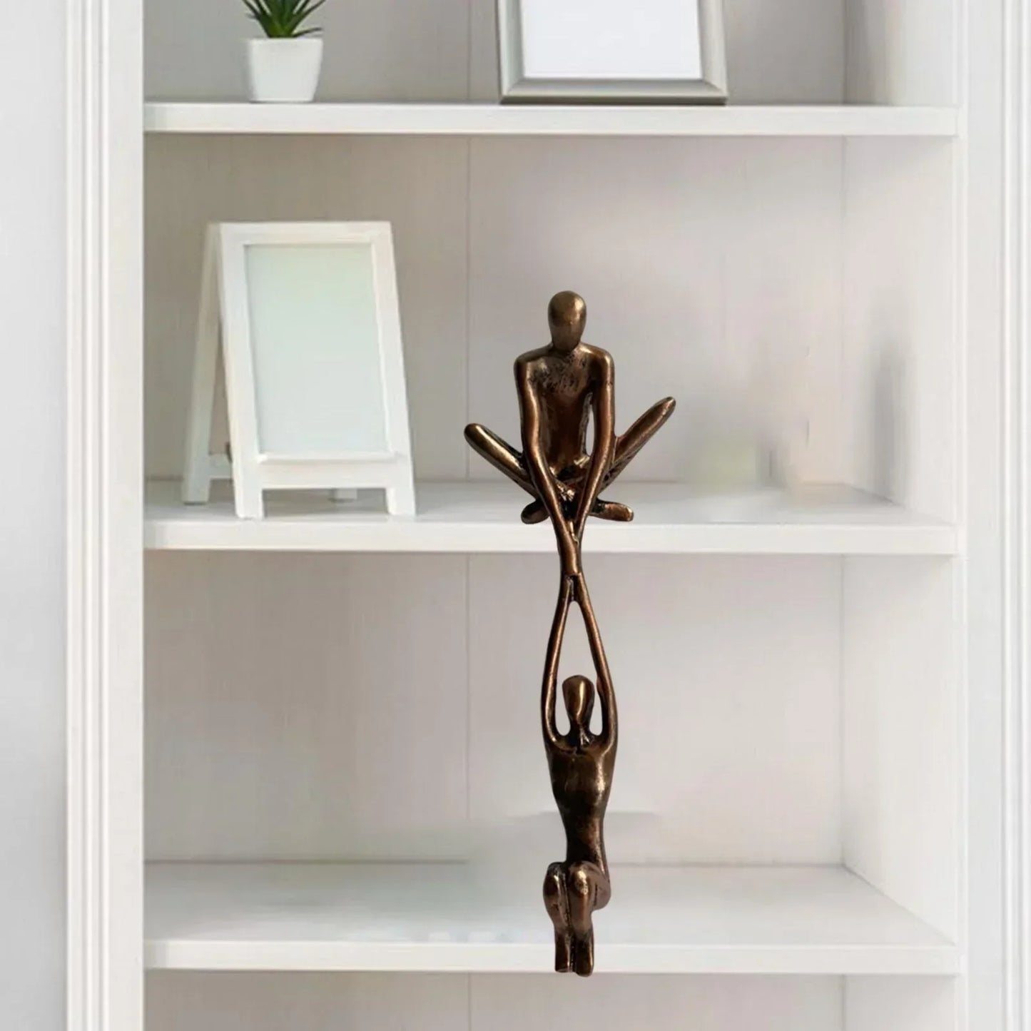 Eternal Grace – Sculptuur van Liefde en Kracht voor Uw Interieur