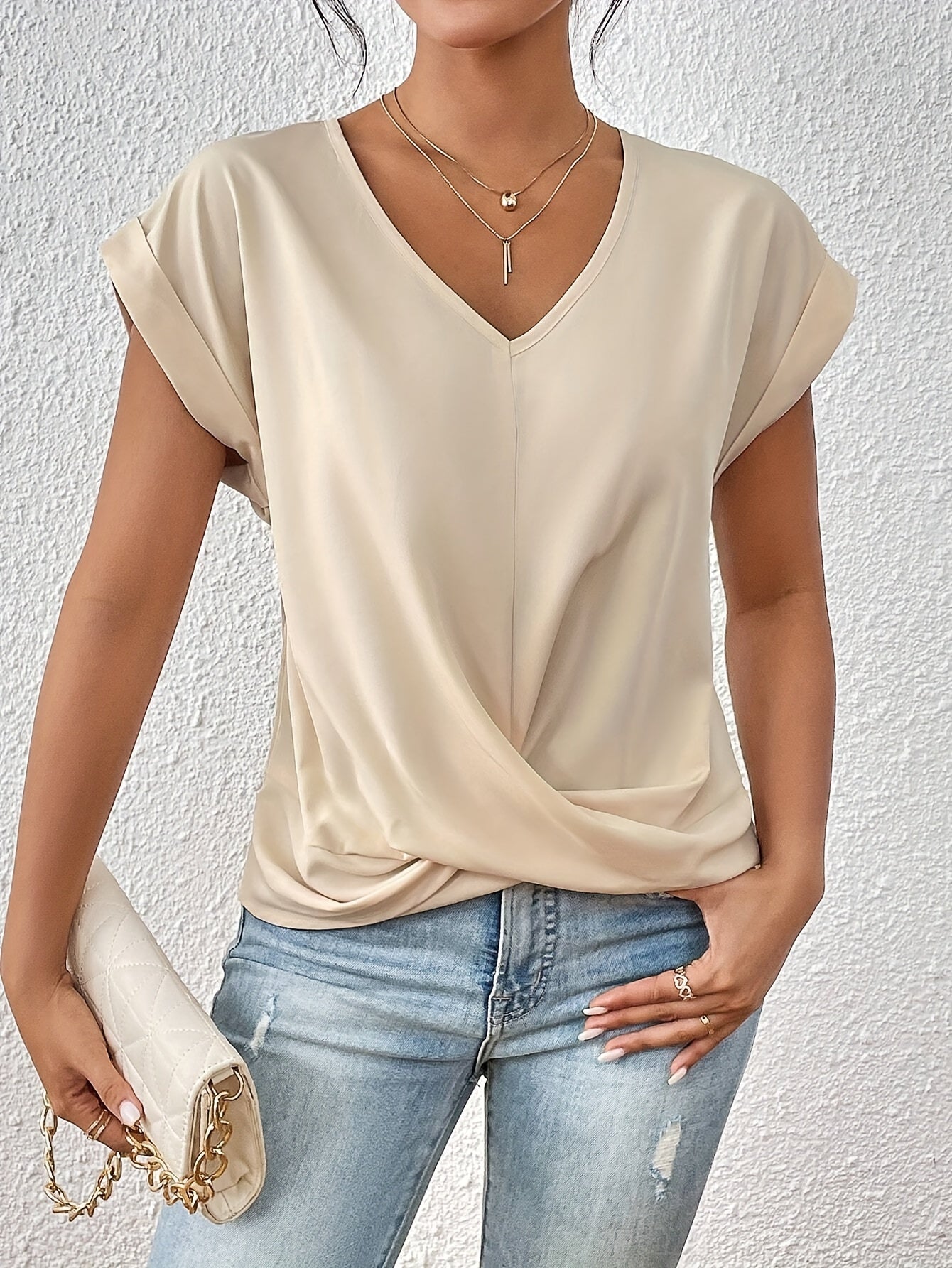 Vrouwelijke top met V-hals en gedrapeerde twist – ELINA TWIST - Glamorix