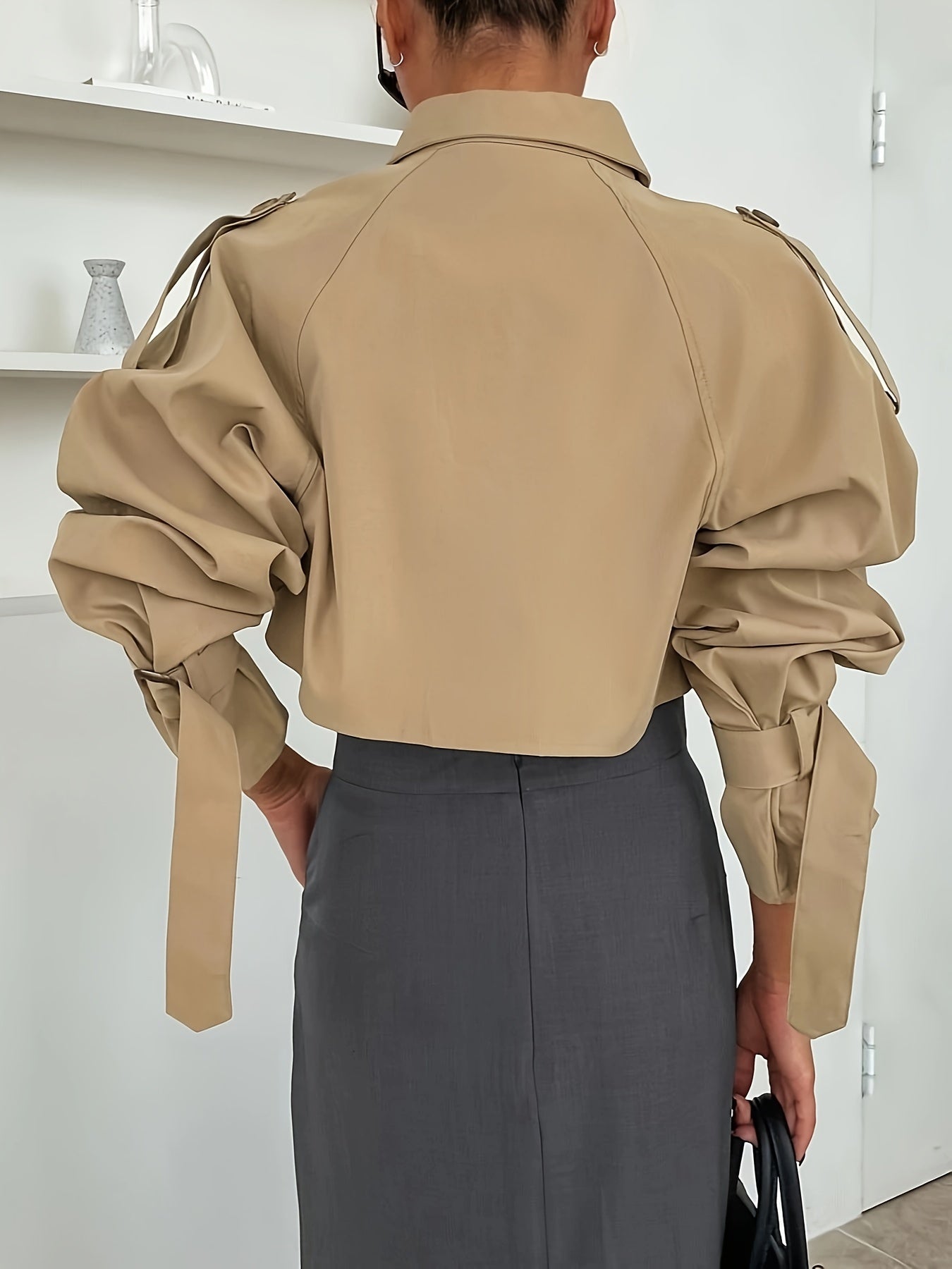 ALEXIS - Korte trenchcoat met gespsluitingen en asymmetrisch ontwerp voor dames