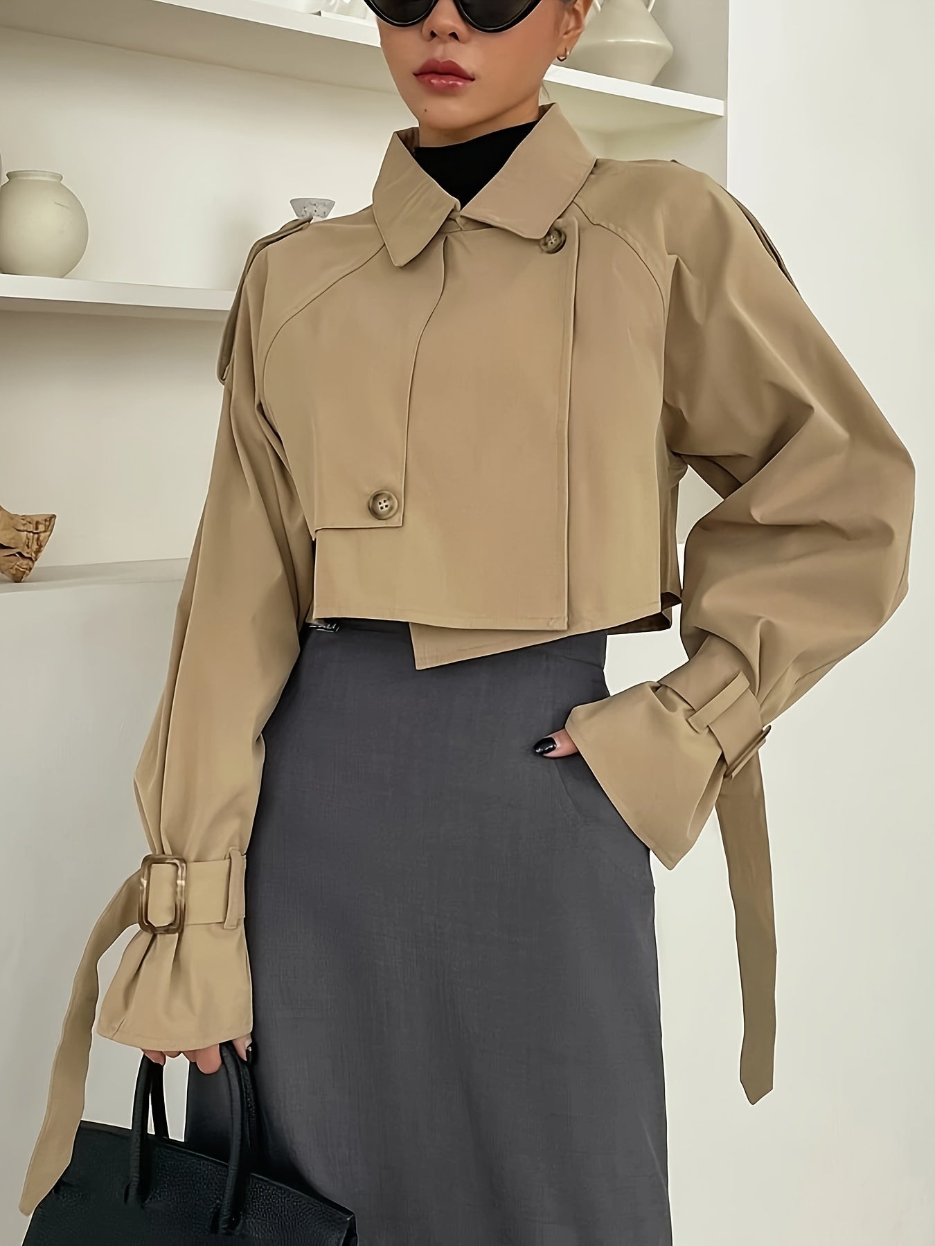 ALEXIS - Korte trenchcoat met gespsluitingen en asymmetrisch ontwerp voor dames