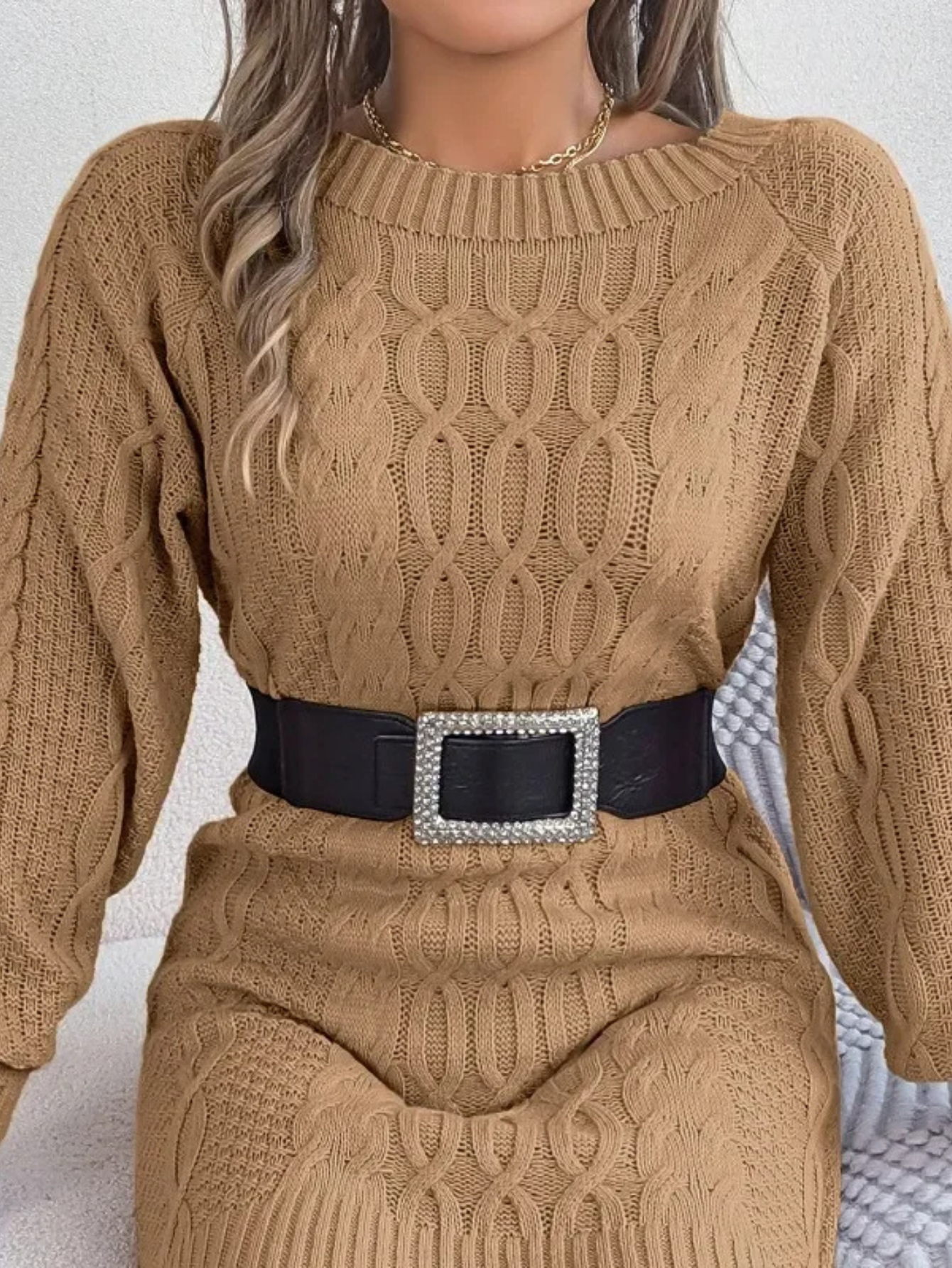 LIVIAN - Kabelgebreide damesjurk met ronde hals en pofmouwen