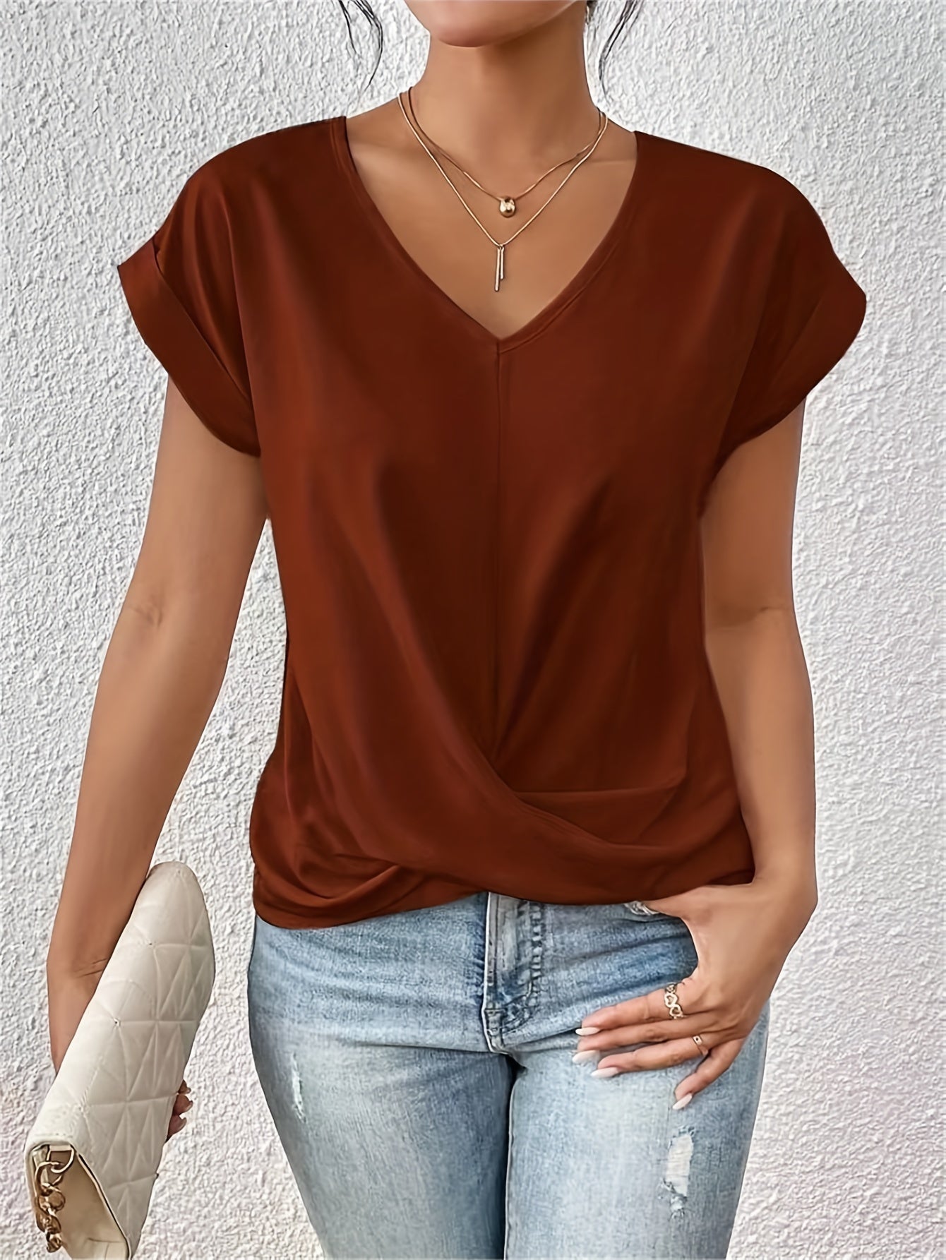 Vrouwelijke top met V-hals en gedrapeerde twist – ELINA TWIST - Glamorix