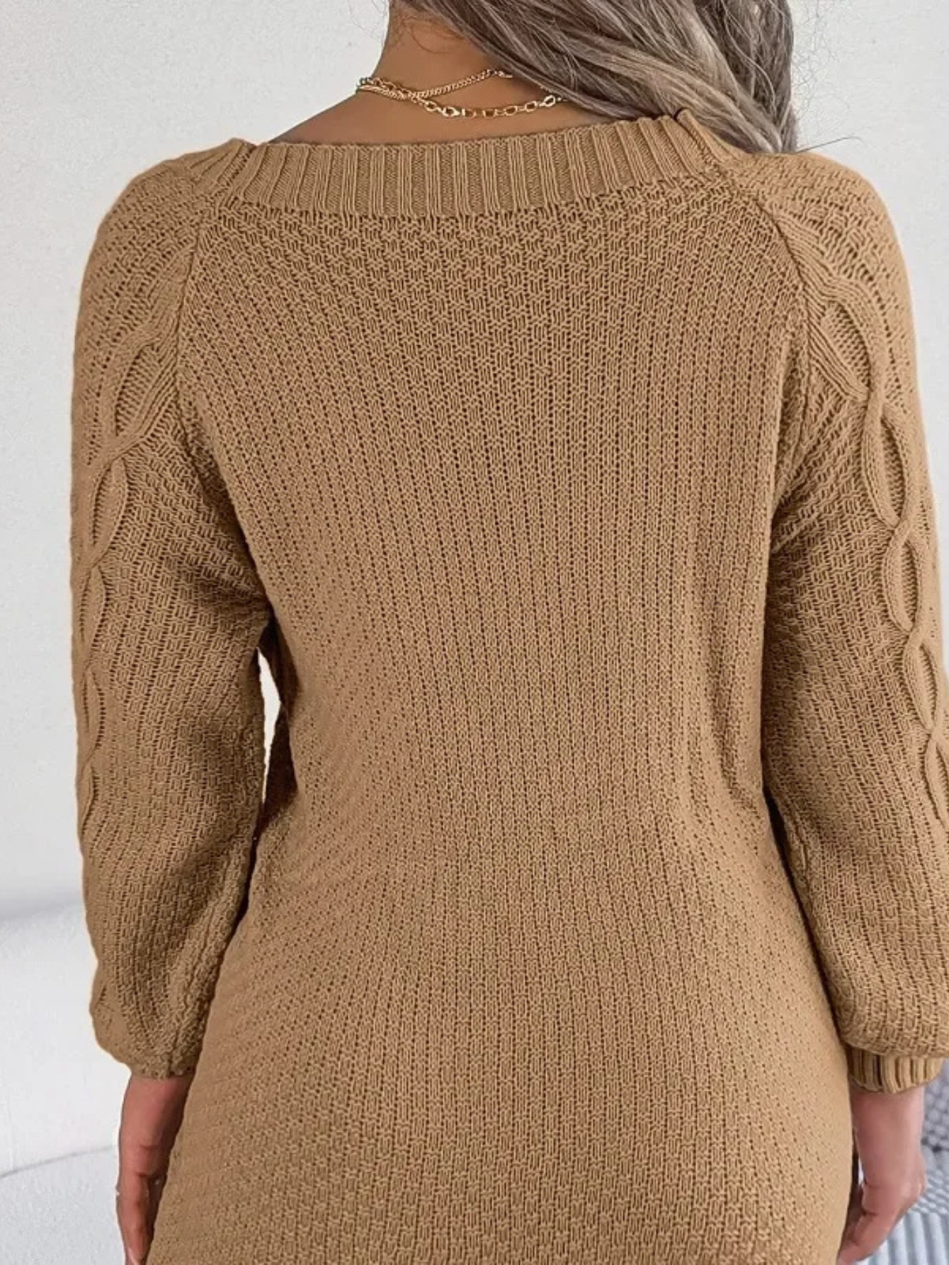 LIVIAN - Kabelgebreide damesjurk met ronde hals en pofmouwen