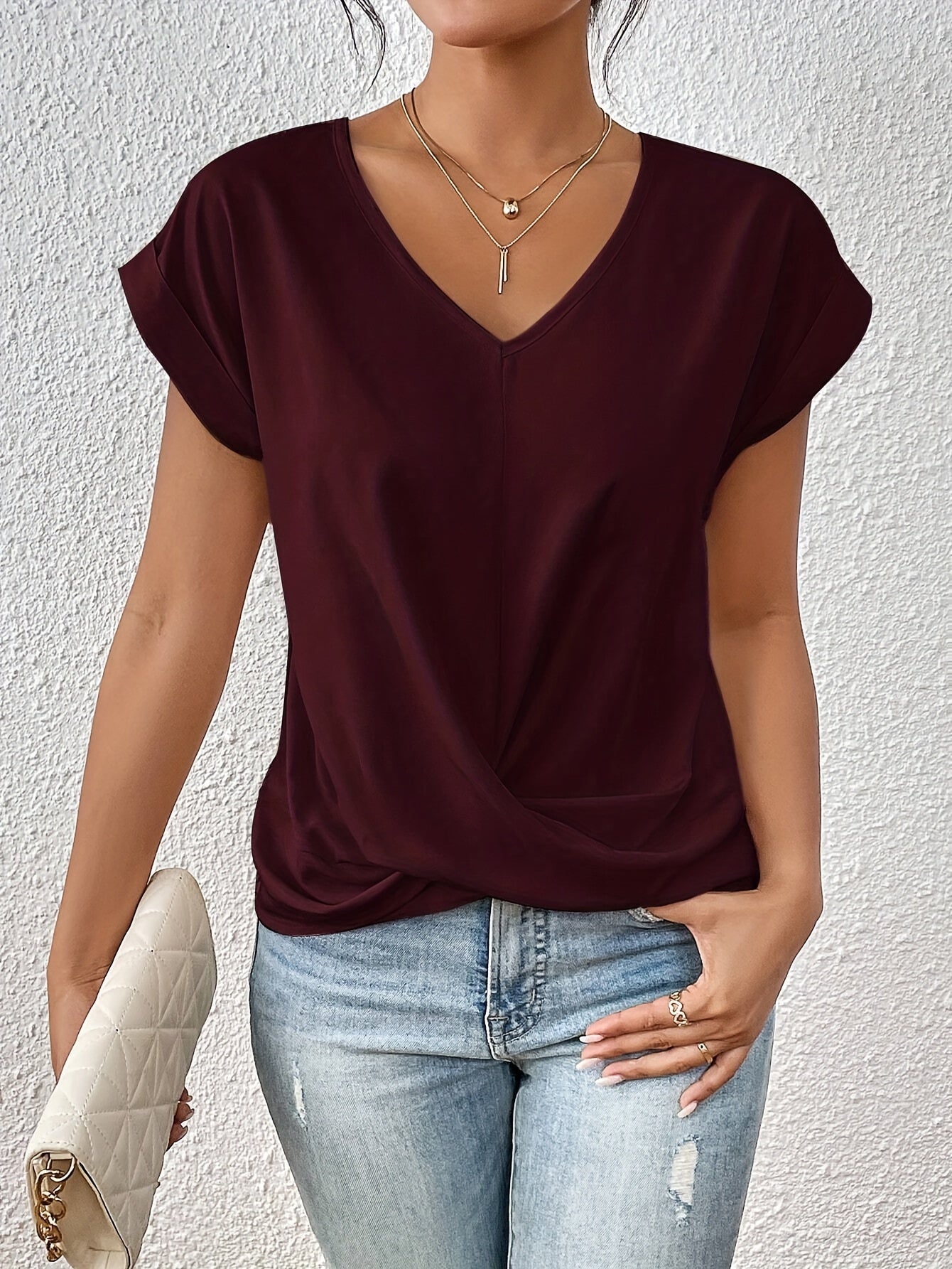 Vrouwelijke top met V-hals en gedrapeerde twist – ELINA TWIST - Glamorix