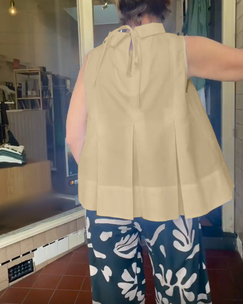 Mouwloze dames top met opstaande kraag en plooidetail – LIVIA HALO - Glamorix