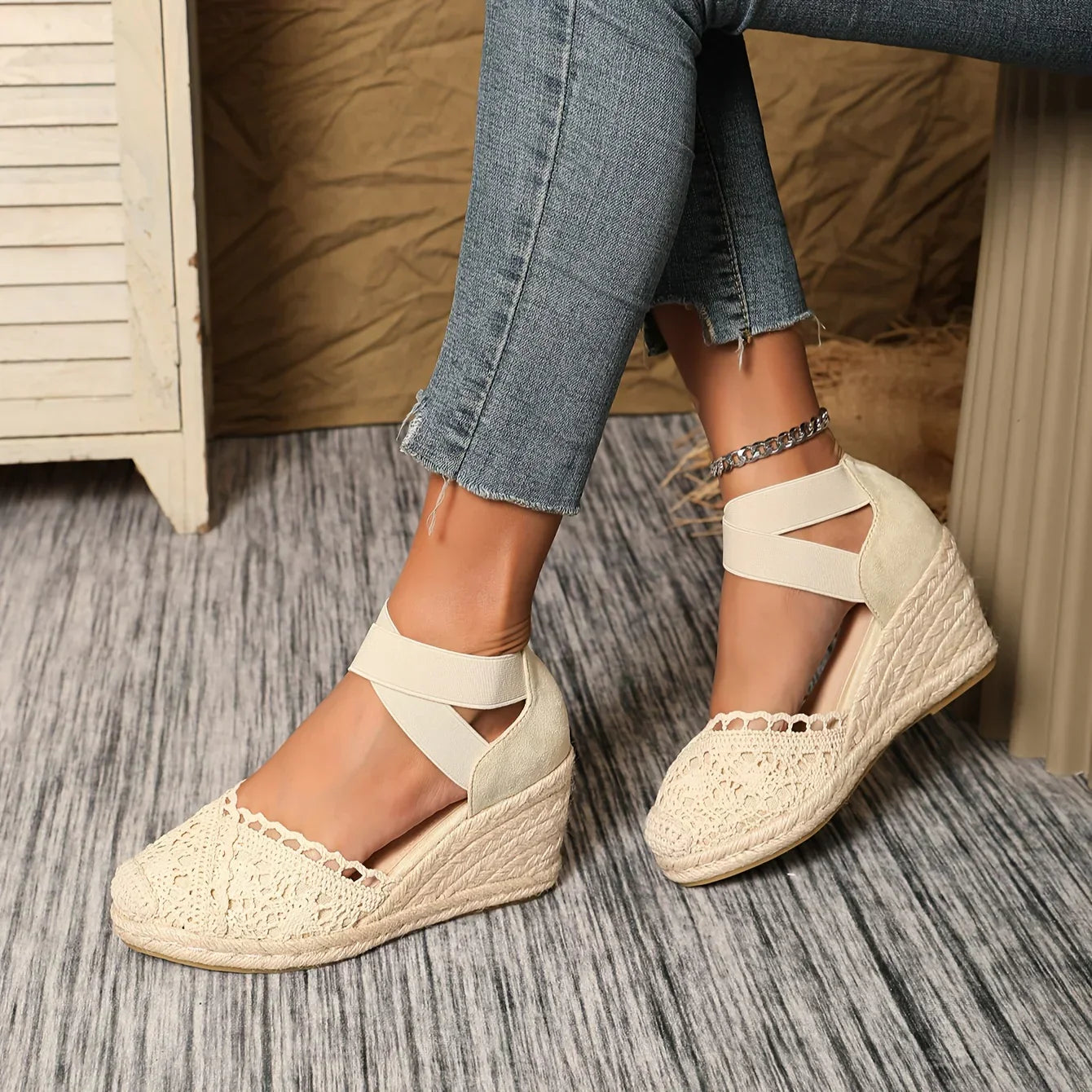 Modieuze sleehak sandalen met gehaakt detail en elastische enkelband – RHÉNA - Glamorix
