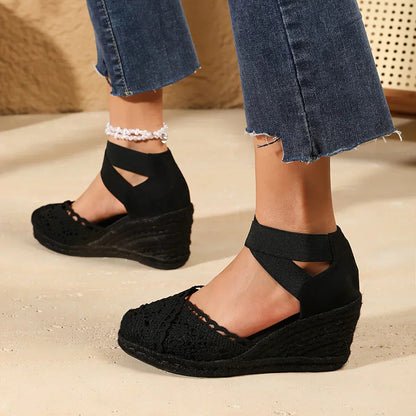 Modieuze sleehak sandalen met gehaakt detail en elastische enkelband – RHÉNA - Glamorix