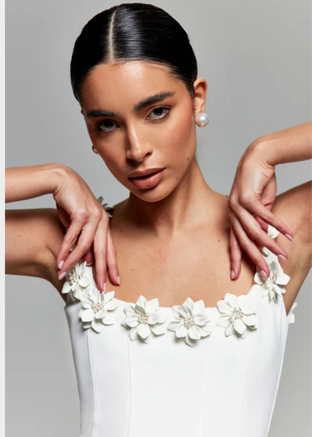 LYNNA – Mouwloze mini-jurk met florale halslijnaccenten